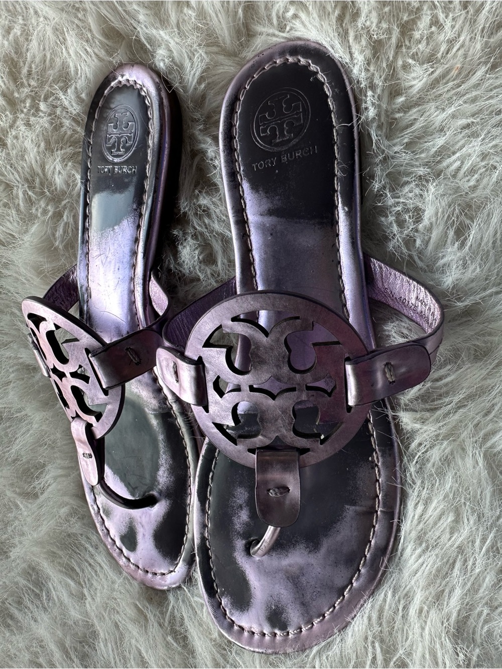 Tory Burch Iridescent Purple Miller Logo Thong Sandals eggplant patent leather - Picture 4 of 13